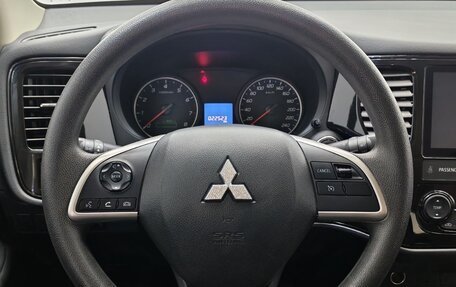 Mitsubishi Outlander III рестайлинг 3, 2022 год, 2 190 000 рублей, 11 фотография