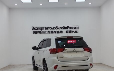 Mitsubishi Outlander III рестайлинг 3, 2022 год, 2 190 000 рублей, 6 фотография