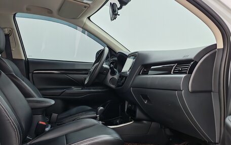 Mitsubishi Outlander III рестайлинг 3, 2022 год, 2 190 000 рублей, 14 фотография