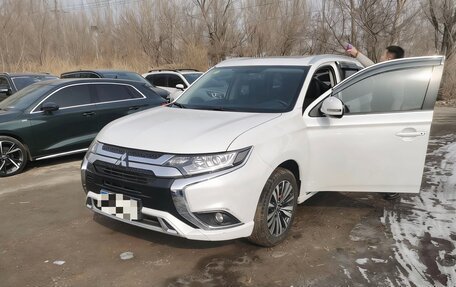 Mitsubishi Outlander III рестайлинг 3, 2021 год, 2 170 000 рублей, 3 фотография
