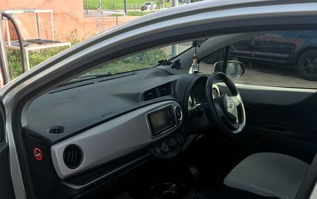 Toyota Vitz, 2012 год, 650 000 рублей, 3 фотография