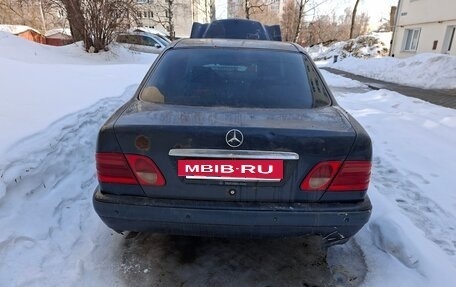 Mercedes-Benz E-Класс, 1998 год, 160 000 рублей, 2 фотография