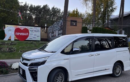 Toyota Voxy III, 2019 год, 2 900 000 рублей, 4 фотография