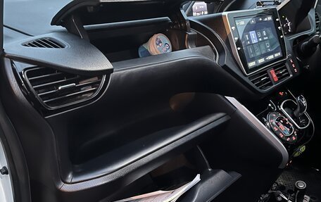 Toyota Voxy III, 2019 год, 2 900 000 рублей, 8 фотография