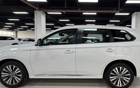 Mitsubishi Outlander III рестайлинг 3, 2022 год, 2 254 000 рублей, 4 фотография