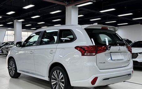 Mitsubishi Outlander III рестайлинг 3, 2022 год, 2 254 000 рублей, 5 фотография