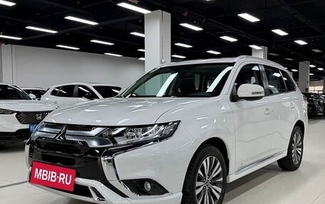 Mitsubishi Outlander III рестайлинг 3, 2022 год, 2 254 000 рублей, 3 фотография