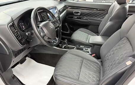 Mitsubishi Outlander III рестайлинг 3, 2022 год, 2 254 000 рублей, 13 фотография