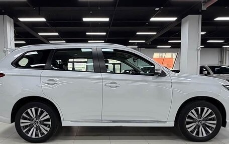 Mitsubishi Outlander III рестайлинг 3, 2022 год, 2 254 000 рублей, 8 фотография