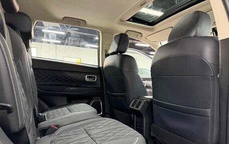 Mitsubishi Outlander III рестайлинг 3, 2022 год, 2 254 000 рублей, 15 фотография