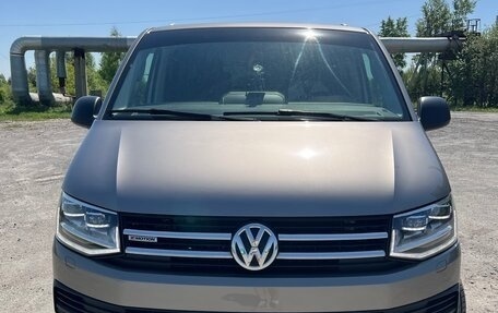 Volkswagen Multivan T6 рестайлинг, 2016 год, 3 800 000 рублей, 1 фотография