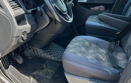 Volkswagen Multivan T6 рестайлинг, 2016 год, 3 800 000 рублей, 14 фотография