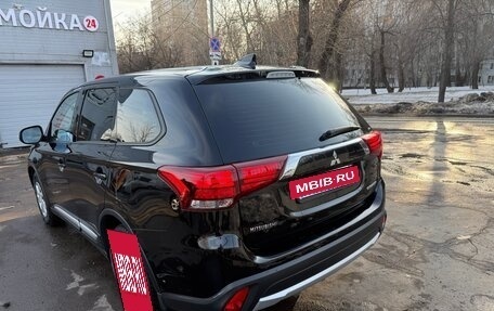 Mitsubishi Outlander III рестайлинг 3, 2017 год, 2 000 000 рублей, 2 фотография