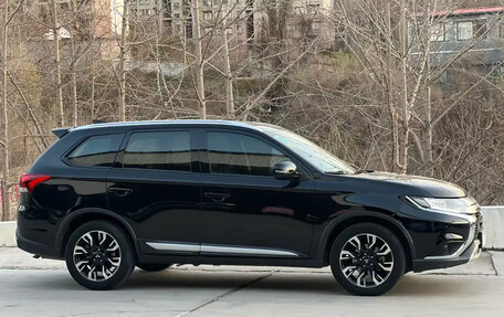 Mitsubishi Outlander III рестайлинг 3, 2022 год, 2 450 000 рублей, 6 фотография