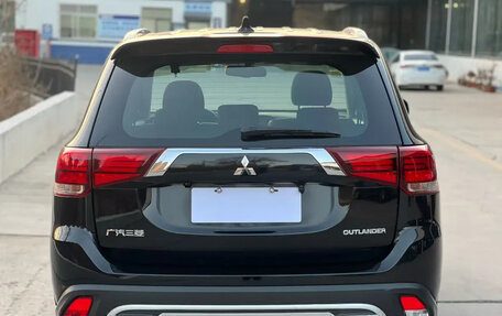 Mitsubishi Outlander III рестайлинг 3, 2022 год, 2 450 000 рублей, 5 фотография