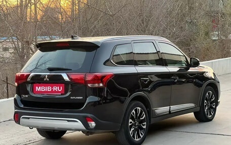 Mitsubishi Outlander III рестайлинг 3, 2022 год, 2 450 000 рублей, 4 фотография