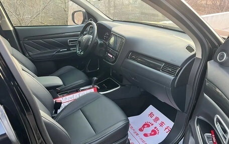 Mitsubishi Outlander III рестайлинг 3, 2022 год, 2 450 000 рублей, 8 фотография