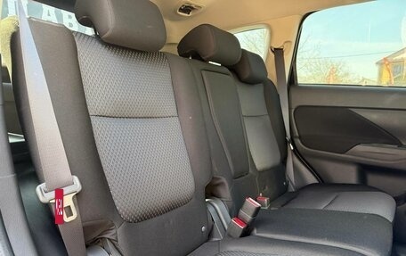 Mitsubishi Outlander III рестайлинг 3, 2016 год, 1 990 000 рублей, 29 фотография