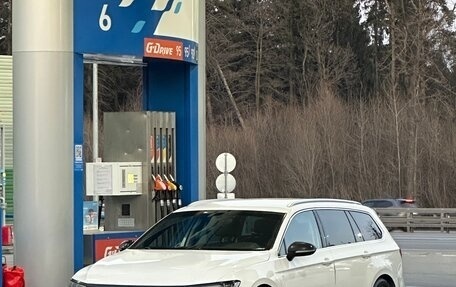 Volkswagen Passat B8 рестайлинг, 2017 год, 1 750 000 рублей, 2 фотография