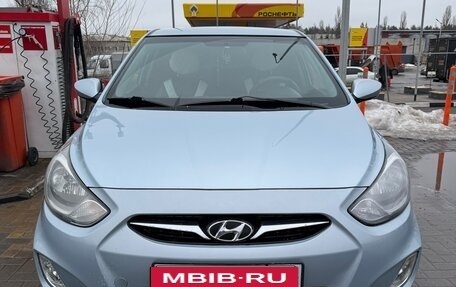 Hyundai Solaris II рестайлинг, 2012 год, 800 000 рублей, 1 фотография