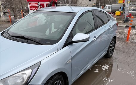 Hyundai Solaris II рестайлинг, 2012 год, 800 000 рублей, 3 фотография