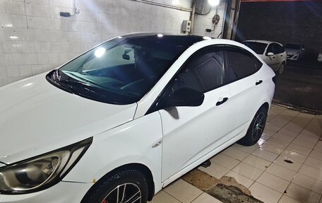 Hyundai Solaris II рестайлинг, 2012 год, 490 000 рублей, 3 фотография