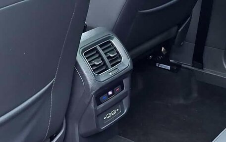 Volkswagen Tiguan II, 2021 год, 2 478 000 рублей, 15 фотография