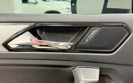 Volkswagen Tiguan II, 2021 год, 2 560 000 рублей, 14 фотография