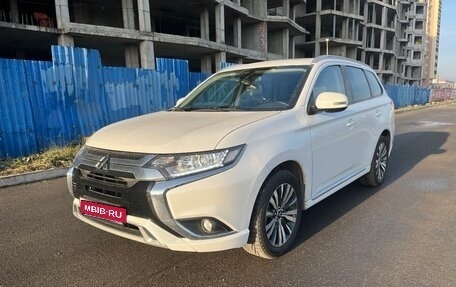 Mitsubishi Outlander III рестайлинг 3, 2021 год, 2 200 000 рублей, 1 фотография