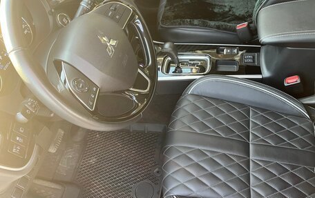 Mitsubishi Outlander III рестайлинг 3, 2021 год, 2 200 000 рублей, 6 фотография