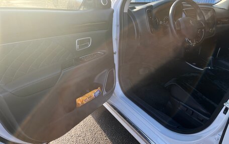 Mitsubishi Outlander III рестайлинг 3, 2021 год, 2 200 000 рублей, 7 фотография