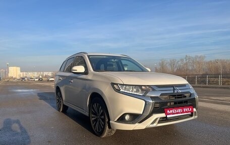 Mitsubishi Outlander III рестайлинг 3, 2021 год, 2 200 000 рублей, 2 фотография