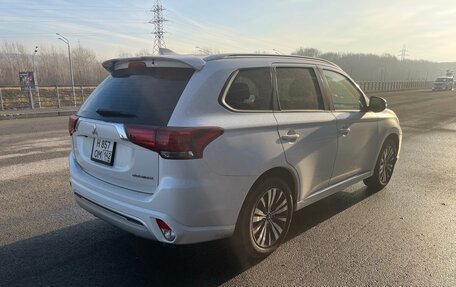 Mitsubishi Outlander III рестайлинг 3, 2021 год, 2 200 000 рублей, 4 фотография