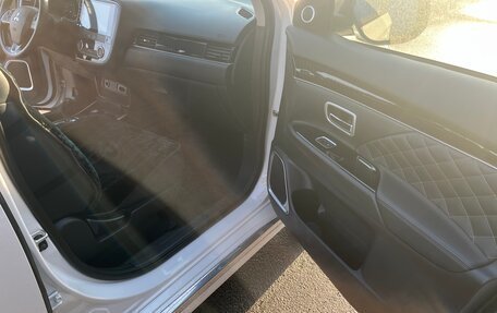 Mitsubishi Outlander III рестайлинг 3, 2021 год, 2 200 000 рублей, 8 фотография