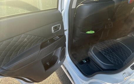 Mitsubishi Outlander III рестайлинг 3, 2021 год, 2 200 000 рублей, 9 фотография