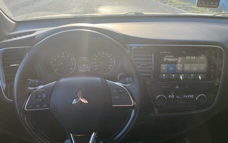 Mitsubishi Outlander III рестайлинг 3, 2021 год, 2 200 000 рублей, 5 фотография