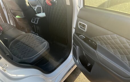 Mitsubishi Outlander III рестайлинг 3, 2021 год, 2 200 000 рублей, 10 фотография