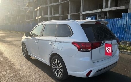 Mitsubishi Outlander III рестайлинг 3, 2021 год, 2 200 000 рублей, 3 фотография