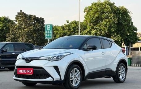 Toyota C-HR I рестайлинг, 2023 год, 3 075 000 рублей, 3 фотография