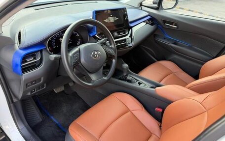 Toyota C-HR I рестайлинг, 2023 год, 3 075 000 рублей, 9 фотография