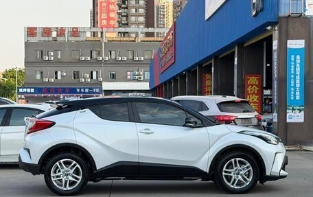 Toyota C-HR I рестайлинг, 2023 год, 3 075 000 рублей, 8 фотография