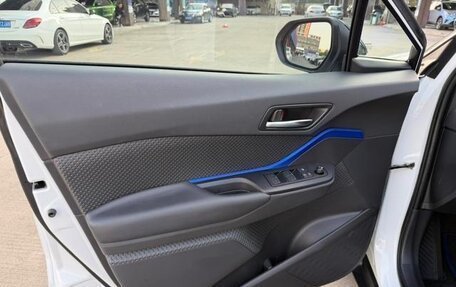 Toyota C-HR I рестайлинг, 2023 год, 3 075 000 рублей, 17 фотография