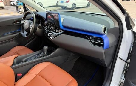 Toyota C-HR I рестайлинг, 2023 год, 3 075 000 рублей, 14 фотография