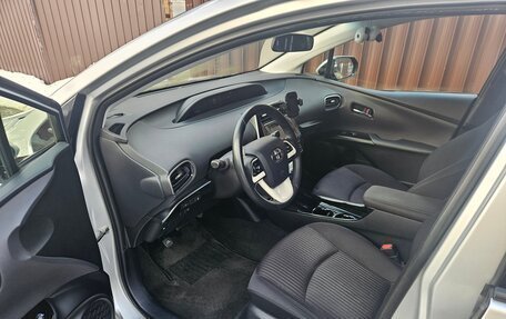 Toyota Prius IV XW50, 2018 год, 2 150 000 рублей, 3 фотография