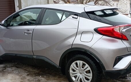 Toyota C-HR I рестайлинг, 2019 год, 2 250 000 рублей, 3 фотография