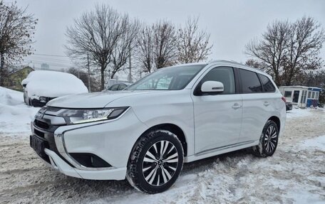 Mitsubishi Outlander III рестайлинг 3, 2021 год, 1 950 000 рублей, 1 фотография