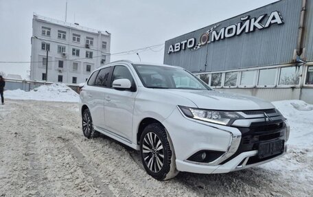 Mitsubishi Outlander III рестайлинг 3, 2021 год, 1 950 000 рублей, 2 фотография