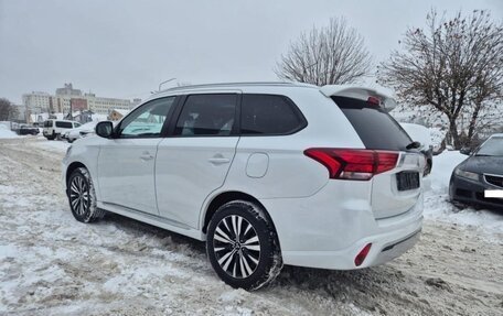 Mitsubishi Outlander III рестайлинг 3, 2021 год, 1 950 000 рублей, 6 фотография
