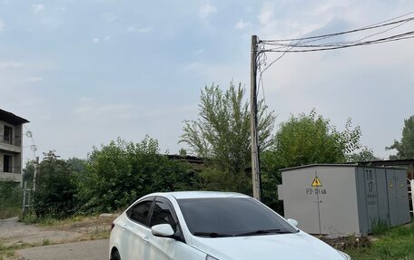 Hyundai Solaris II рестайлинг, 2015 год, 900 000 рублей, 2 фотография