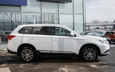 Mitsubishi Outlander III рестайлинг 3, 2018 год, 1 948 000 рублей, 7 фотография
